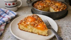 Aprikosenkuchen mit knusprigem Mandelbelag – so gelingt er schön saftig