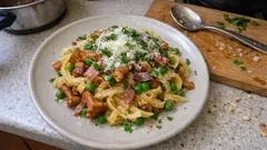 Pfifferling-Speck-Pasta in 20 Minuten: so wird sie mit Nudelwasser schön sämig