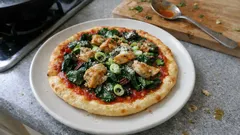 Pfannenpizza ohne Hefe: schneller Joghurt-Teig, knusprig in 10 Minuten gebacken