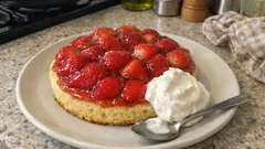 Erdbeertorte mit Limettenguss: so bleibt der Boden luftig und die Früchte schön saftig