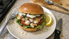 Seelachsburger vom Grill mit Dill-Mayonnaise – in 20 Minuten auf dem Tisch