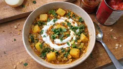 Kartoffel-Wirsing-Curry aus dem Topf: tomatig, mild und herrlich cremig mit Joghurt