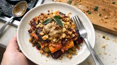 Knuspriger Gemüseauflauf mit Süßkartoffel & Roter Bete – mit Salbei-Nuss-Butter-Kruste