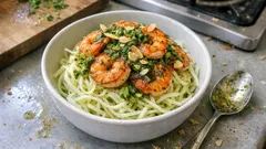 Kohlrabi-Nudeln mit Garnelen – leichtes Low-Carb-Dinner mit Mandel-Petersilien-Pesto