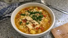 Fisch-Reis-Suppe aus einem Topf – mit Safran, Kartoffeln und frischer Zitrone