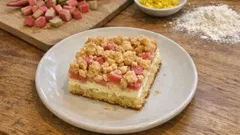 Rhabarber-Blechkuchen mit Quark und Streuseln – saftig, schnittfest und gelingsicher