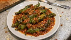 Scharfe türkische Paprika aus der Pfanne – mit sämiger Tomaten-Zwiebel-Soße