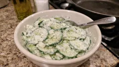 Cremiger Gurkensalat mit Joghurt und Dill – so bleibt er schön knackig