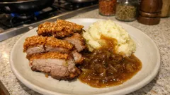 Knusperbauch aus dem Ofen: saftig vorgekocht, knusprige Schwarte garantiert