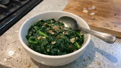 Spinat aus der Pfanne: in 10 Minuten zart und grün – mit Knoblauch & Limettenöl