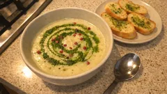 Cremige Fenchel-Käsesuppe mit Rotschmierkäse – mit Noilly Prat und Dillöl verfeinert