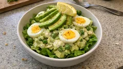 Avocado-Eiersalat mit Erbsen – cremig, schnell gemacht und ideal als Brotbelag
