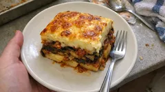 Griechischer Auberginenauflauf mit Béchamel – so wird er schön saftig