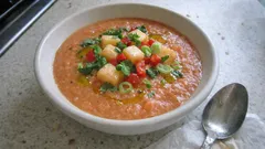 Kalte Tomaten-Melonen-Suppe: fruchtig wie Gazpacho und in 10 Minuten vorbereitet