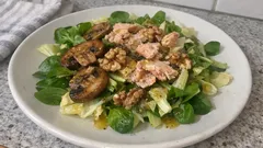 Feldsalat mit geräucherter Forelle – warme Champignons und Apfel-Senf-Dressing