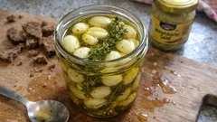 Knoblauch in Öl einlegen: Mit kurzem Blanchieren wird er mild – ideal für Pasta & Brot