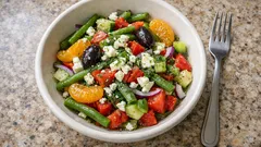 Kretischer Herbstsalat „Matala“: Bohnen, Mandarinen und Feta mit Orangen-Dressing