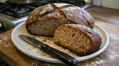 Roggen-Sauerteigbrot aus dem gusseisernen Topf – kernig, saftig und einfach gemacht