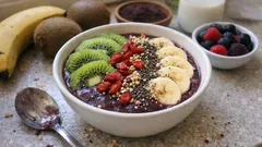 Cremige Acai Bowl mit Beeren & Kiwi – so wird sie richtig dick und löffelbar