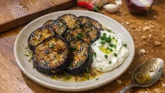 Gebratene Auberginen mit Knoblauchjoghurt – so werden sie richtig aromatisch