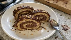 Noisette-Schoko-Biskuitrolle – mit standfester Ganache, die sich perfekt schneiden lässt