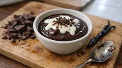 Cremiger Zartbitter-Schokopudding mit Vanillesoße – einfach im Topf gemacht