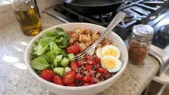 Bunter Fitnesssalat mit Thunfisch & Heidelbeeren – proteinreich in 15 Minuten