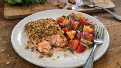 Lachs mit Walnusskruste aus der Heißluftfritteuse – dazu Tomaten-Nektarinen-Salat