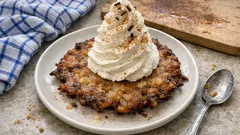 Apfel-Zimt-Reibekuchen aus der Pfanne – knusprig, saftig und mit Sahnekrone