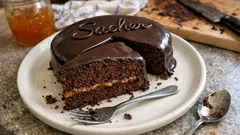 Torte Sacher-Art: saftig, schokoladig und mit feiner Marillenmarmelade