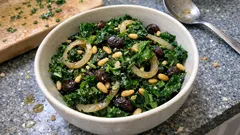 Grünkohl mit Rosinen aus der Pfanne – warm, nussig und in 20 Minuten fertig