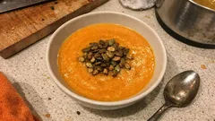 Kürbis-Kokosmilch-Suppe mit Ingwer & Zitronengras – cremig, leicht scharf und einfach