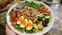Salat Niçoise wie an der Côte d’Azur – mit Thunfisch, wachsweichen Eiern und Zitronen-Dressing
