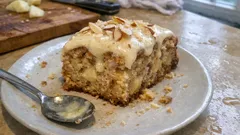 Apfelkuchen mit Vanille-Marzipanguss – saftig, cremig und einfach gebacken