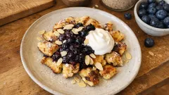 Veganer Kaiserschmarrn wie auf der Hütte – luftig dank Aquafaba, mit Blaubeerkompott