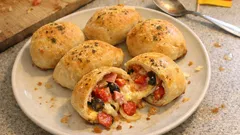 Gefüllte Pizzabrötchen aus Hefeteig – saftig mit Käse, Schinken und Tomaten