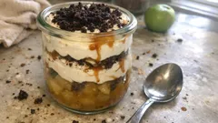 Weihnachtsdessert im Glas: Apfel-Schoko-Karamell-Schichtcreme zum Vorbereiten