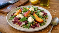 Radicchiosalat mit Pfirsich und Büffelmozzarella – in 15 Minuten auf dem Tisch