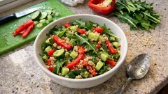 Bunter Quinoa-Salat mit Löwenzahn: leicht, sättigend und in 20 Minuten fertig