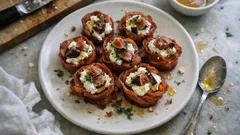 Bacon-Chips mit Ziegenkäse & Feige: knuspriges Fingerfood aus dem Ofen