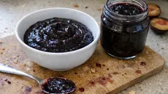Pflaumenmus selber machen: mit 24 Stunden Ziehzeit wird es besonders aromatisch