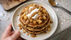 Bananen-Pancakes mit Apfel-Birnen-Kompott – so werden sie locker und goldbraun