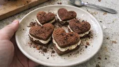 Tiramisu-Kekse zum Kaffee: Mürbeteig-Herzen mit Mascarpone-Amaretto-Creme