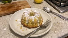 Saftiger Zitronen-Mohn-Gugelhupf mit schneller Puderzucker-Glasur