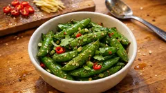 Knackige Zuckerschoten aus dem Wok – mit Ingwer, Chili und Sojasauce in 10 Minuten