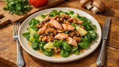 Feldsalat mit Räucherforelle: warmes Pilz-Topping und fruchtiges Apfel-Dressing