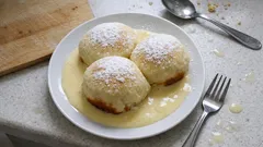 Dampfnudeln mit Vanillesauce – so werden sie fluffig und bekommen eine goldene Kruste