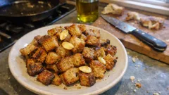 Knusprige Dinkelbrot-Croûtons aus der Pfanne – mit Knoblauch und Olivenöl