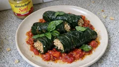 Mangold-Couscous-Röllchen aus dem Ofen – auf aromatischem Tomatenbett