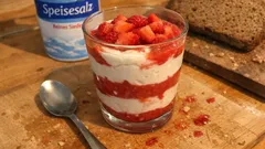 Quark mit Erdbeeren im Glas – cremig, frisch und in 10 Minuten gemacht